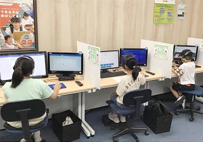 小人数の受講生とインストラクター