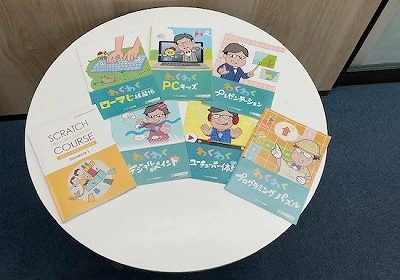 教材のテキストを手にする受講生