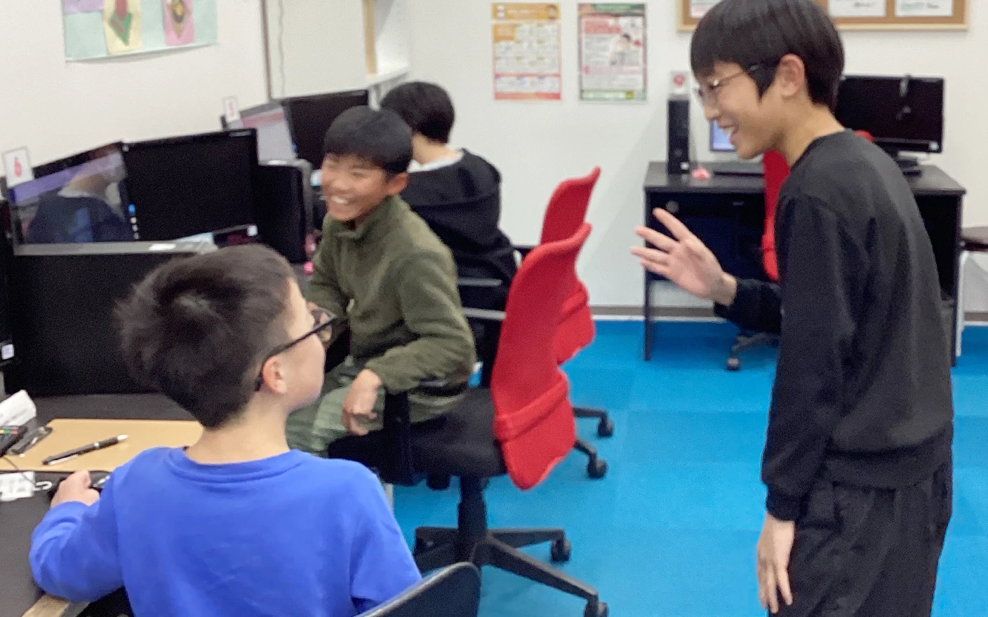 赤池教室内で受講生の子ども同士が話している