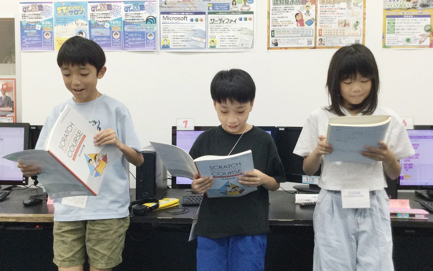 赤池教室内で受講生たちのプログラミング作品発表会