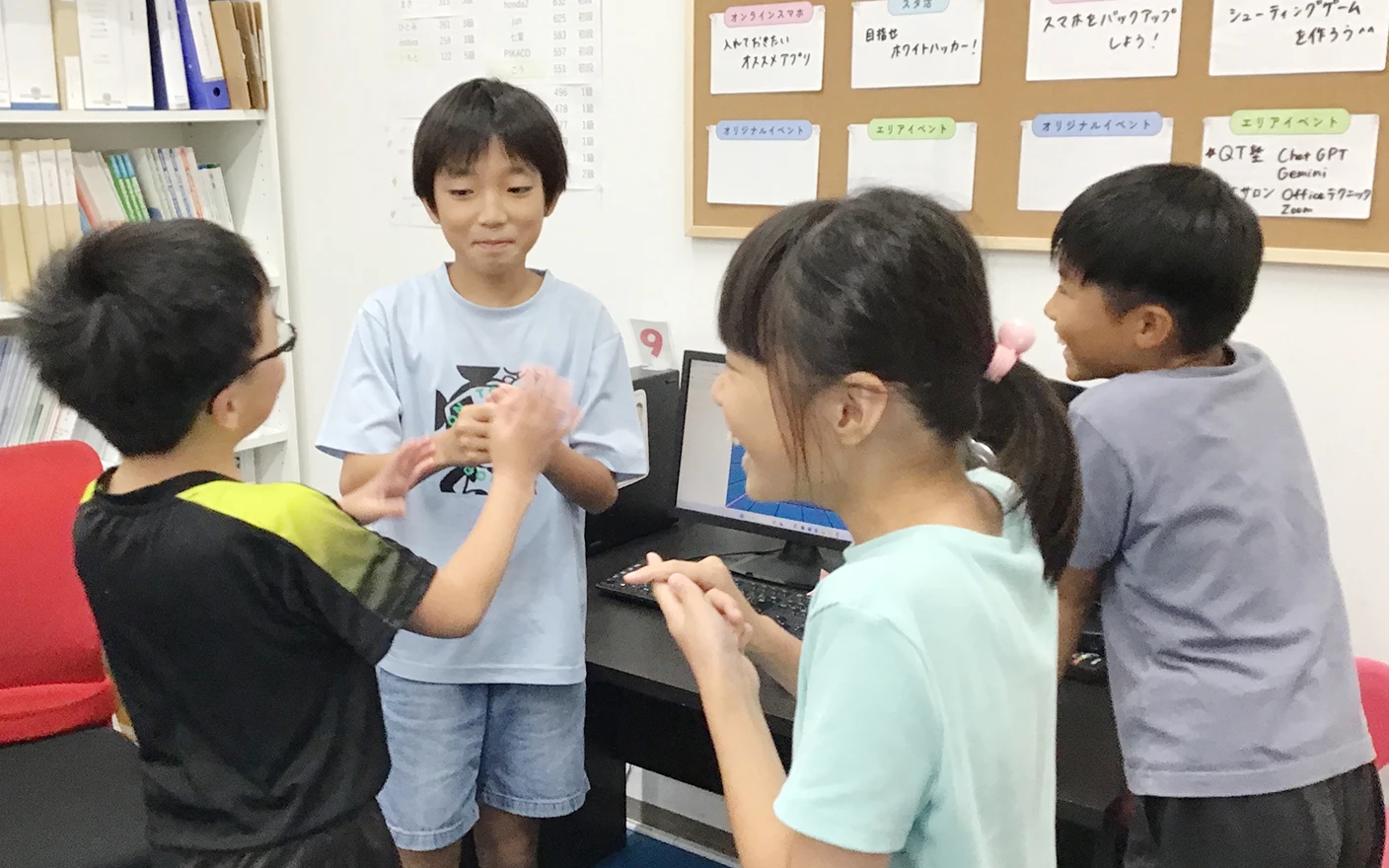 赤池教室内で子どもたちの楽しそうな様子