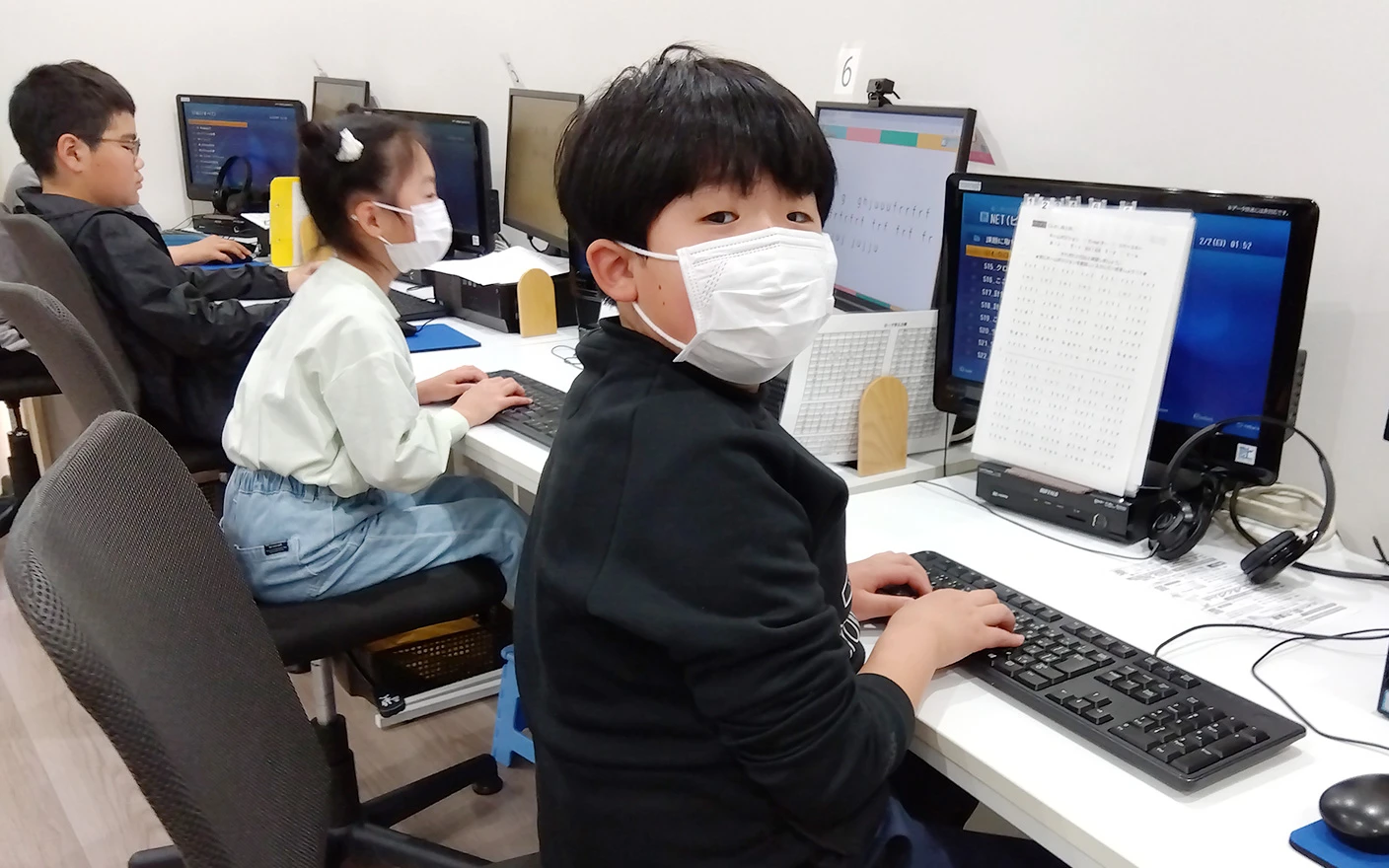 プログラミング教室でパソコンに向かう子どもたち
