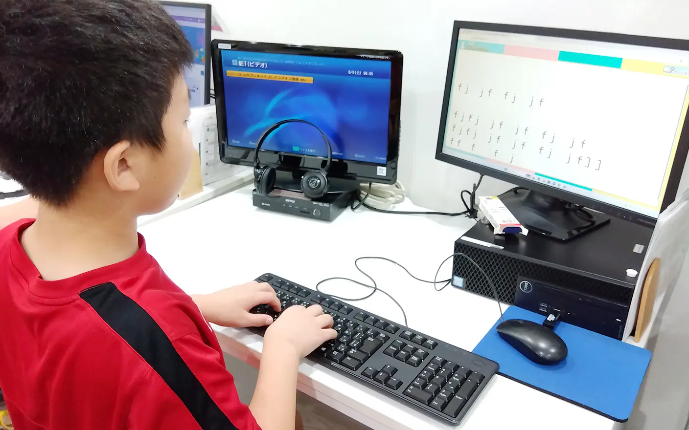 竜ヶ崎教室でタイピング練習に取り組む小学生