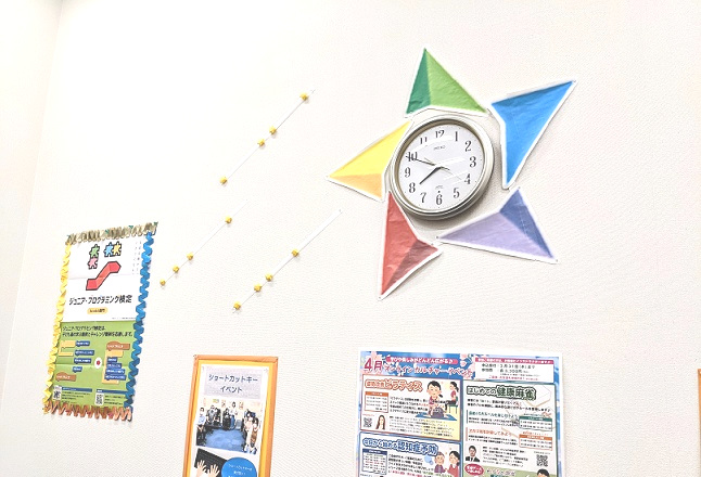 明石教室の星形の時計の写真