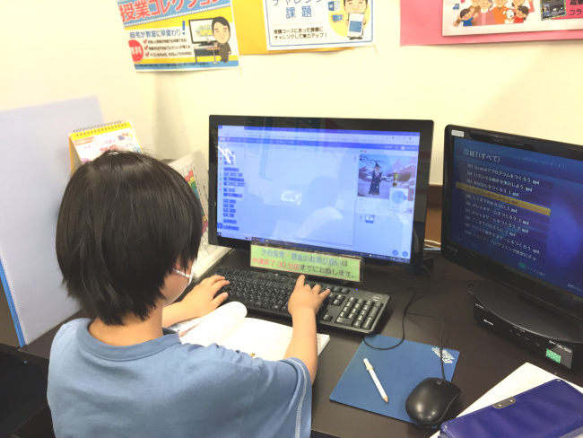 プログラミングパズルを学ぶ生徒