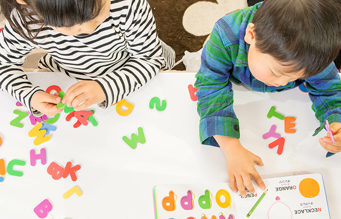 仲良く英語で遊んでいる子供たち