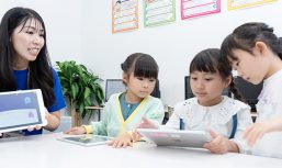 キッズプログラミングコースで学習する子供たち