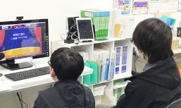 判定を見つめる子供たち