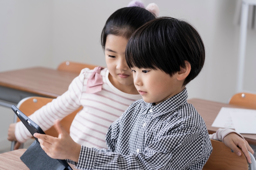 タブレットを操作する小学生