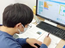 様々な作品を遊んでもらい、調査し、その結果をまとめてもらいました