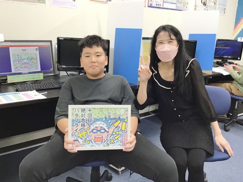 にゃんこさん川柳作品イラストを手に伊丹駅前教室で