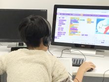 X-Raxくん（10歳）はスクラッチを使ったプログラミングに夢中です！