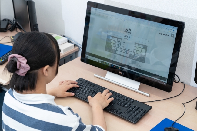 小学生のタイピング練習風景 間違いを怖がらず練習を重ねる