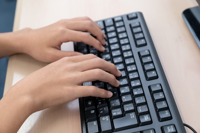 小学生のタイピング練習風景 ホームポジションはタッチタイピングの要