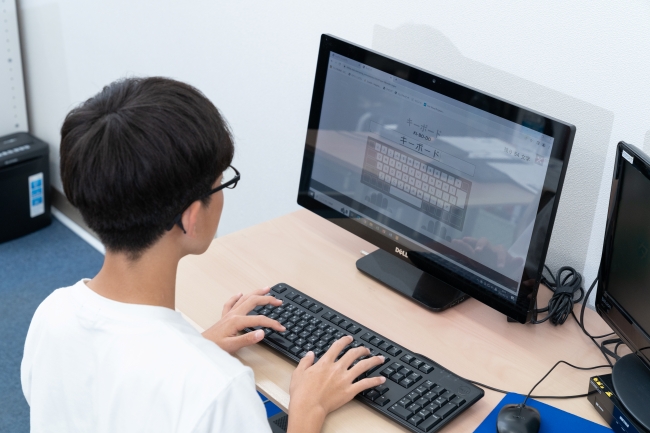 小学生のタイピング練習風景 単語や短い文章から練習を重ねる様子