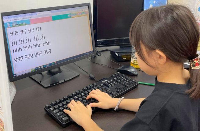 小学3年生の女の子 やえさんがタイピングを練習する様子