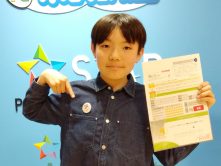 胸に輝く合格バッジ！ ジュニアプログラミング検定100点の快挙！