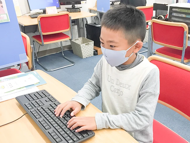 小学3年生のUさんが認定証をてみしている