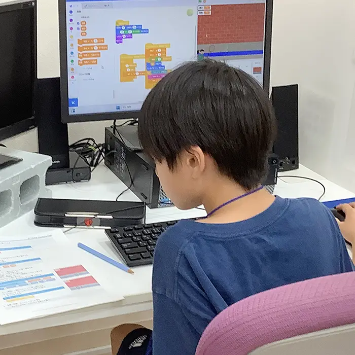 作品づくりに取り組む生徒