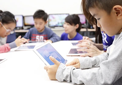 クラスの子どもたちがタブレットで学習している