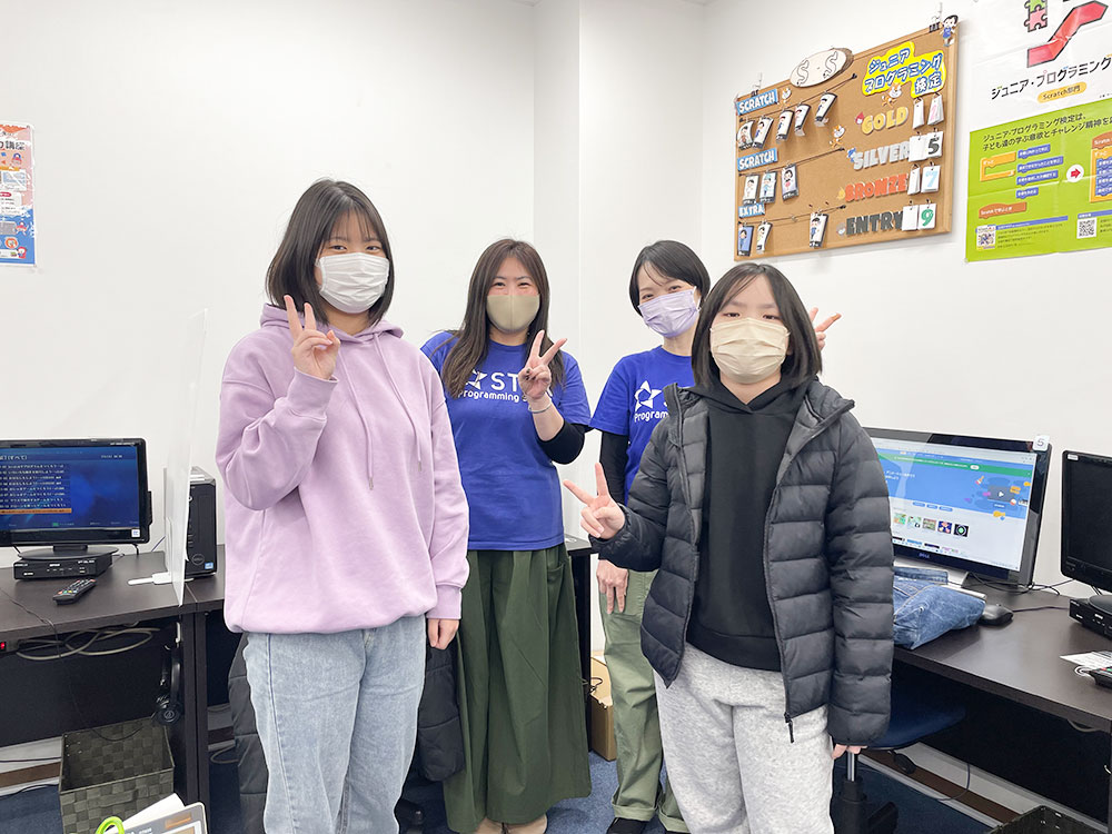 授賞式で表彰される子どもたち