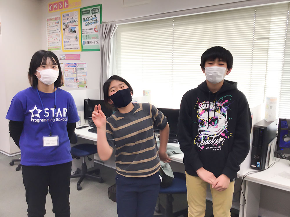 授賞式で表彰される子どもたち