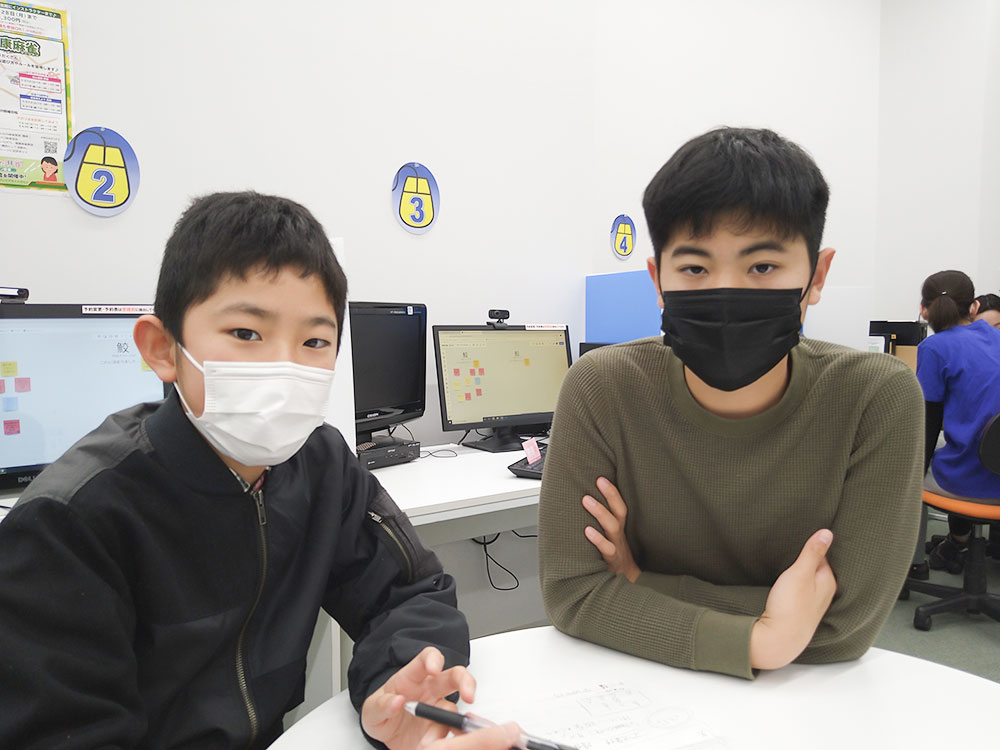 授賞式で表彰される子どもたち