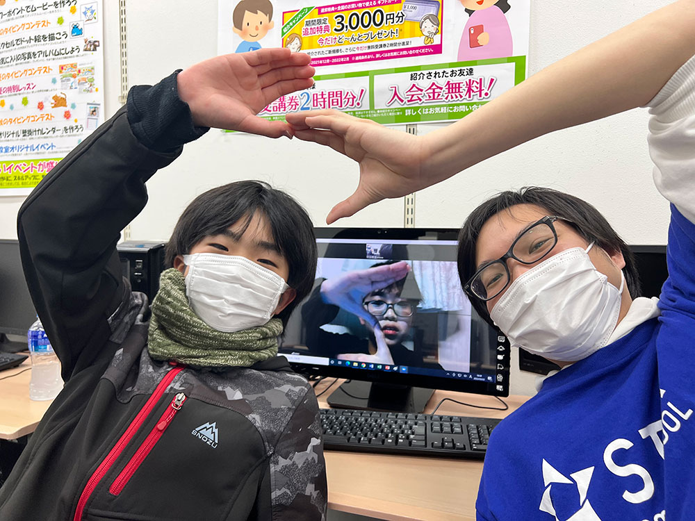 授賞式で表彰される子どもたち